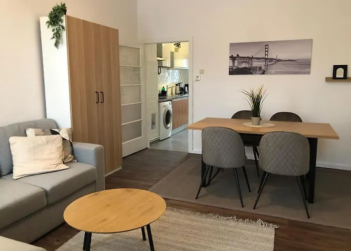 New Urban Chic With Free Parking Near Subway *