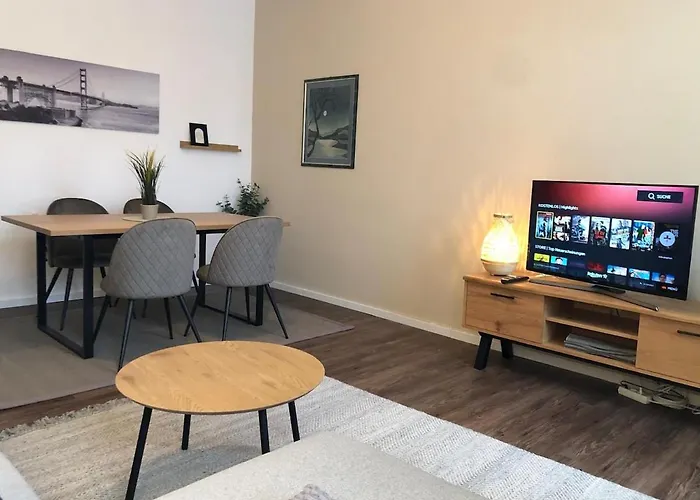 New Urban Chic With Free Parking Near Subway דירה