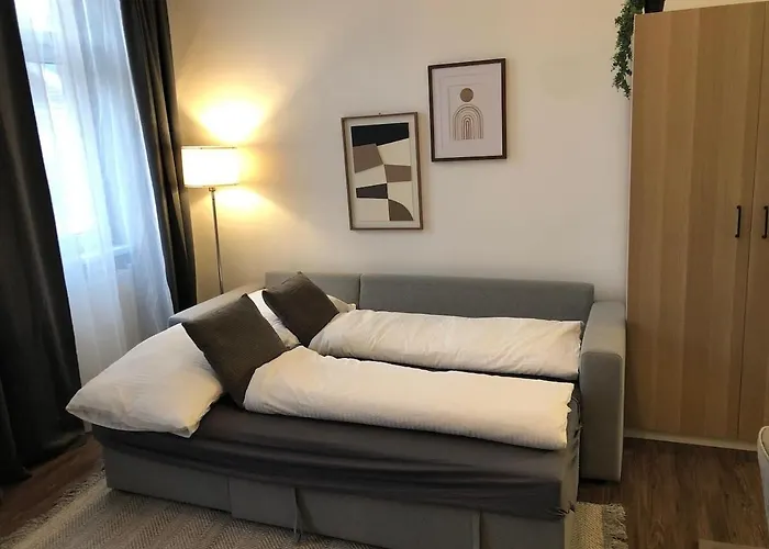 New Urban Chic With Free Parking Near Subway *