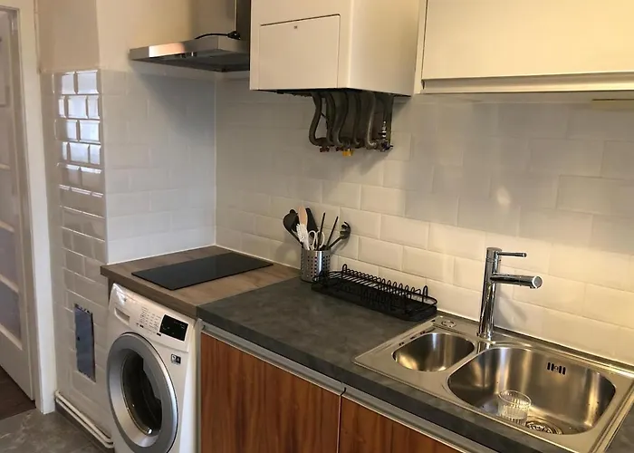 New Urban Chic With Free Parking Near Subway דירה