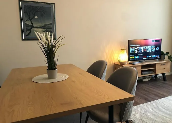New Urban Chic With Free Parking Near Subway דירה