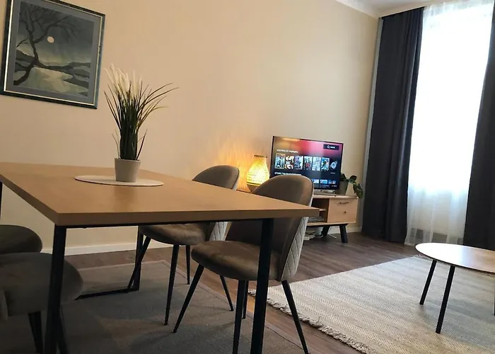 New Urban Chic With Free Parking Near Subway *