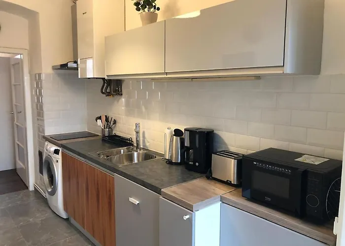 New Urban Chic With Free Parking Near Subway
