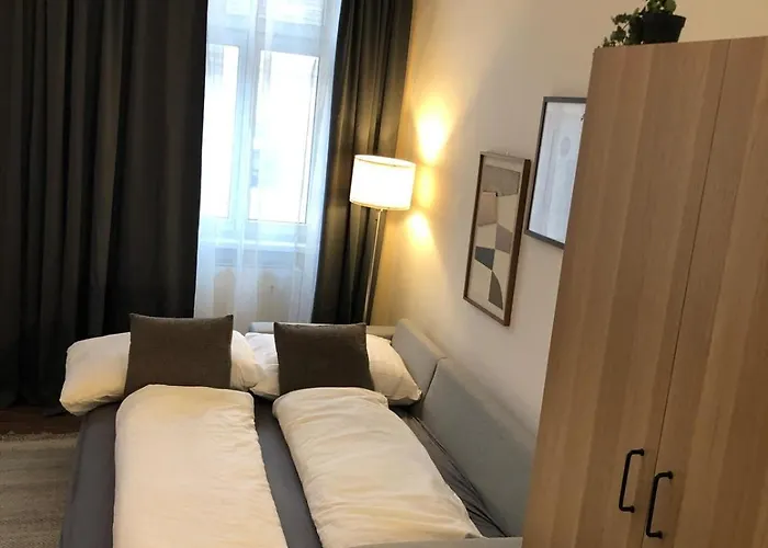 New Urban Chic With Free Parking Near Subway